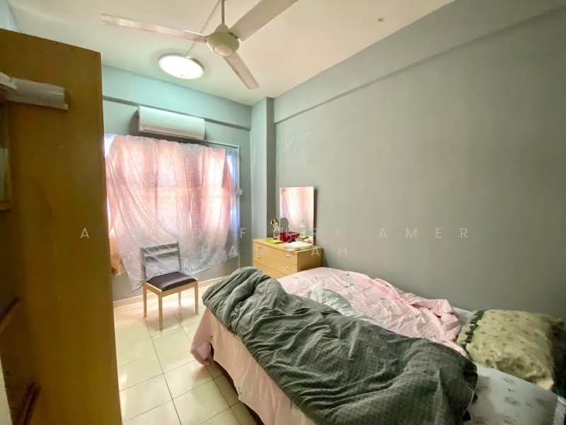 Pangsapuri untuk Dijual di Pangsapuri Damai Mewah B - Ahmad Fikri Amer Hamzah - Bedroom - PropertyGuru.com.my