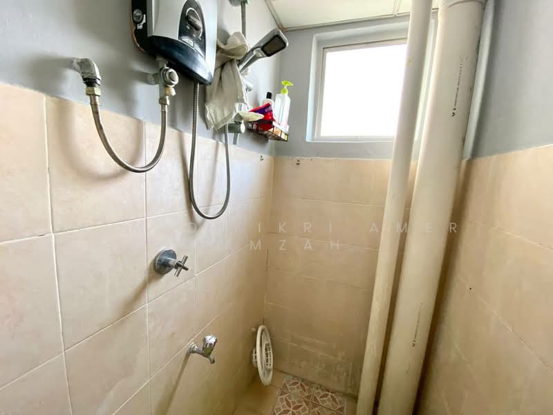 Pangsapuri untuk Dijual di Pangsapuri Damai Mewah B - Ahmad Fikri Amer Hamzah - Bathroom - PropertyGuru.com.my