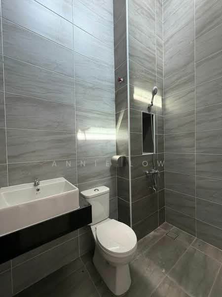 Rumah Kluster untuk Dijual di Taman Bestari Indah (Ulu Tiram) - Annie Low - Bathroom - PropertyGuru.com.my