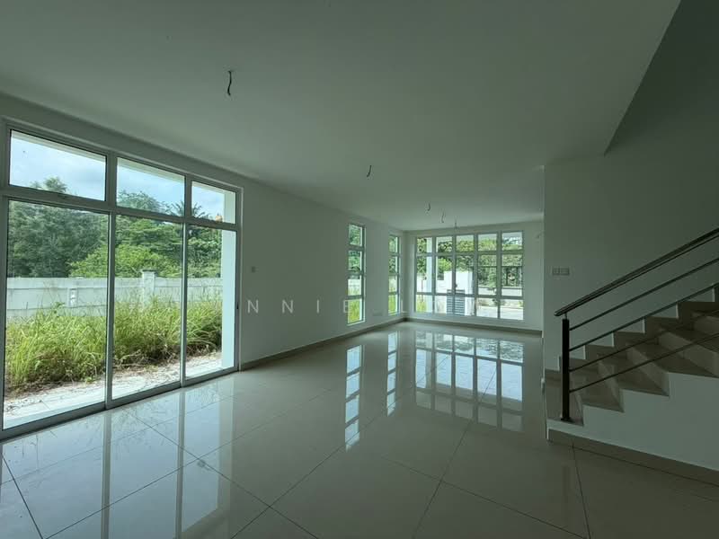 Rumah Kluster untuk Dijual di Taman Bestari Indah (Ulu Tiram) - Annie Low - Living Room - PropertyGuru.com.my