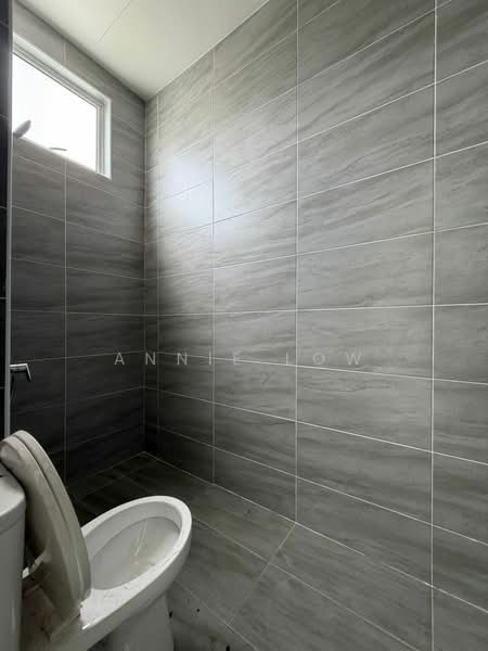 Rumah Kluster untuk Dijual di Taman Bestari Indah (Ulu Tiram) - Annie Low - Bathroom - PropertyGuru.com.my