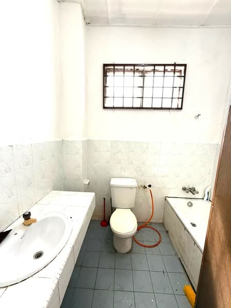 Rumah Teres 2 Tingkat untuk Disewa di Kota Masai (Pasir Gudang) - Yucong . - Bathroom - PropertyGuru.com.my