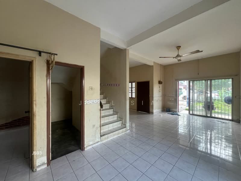 2-storey Terraced House for Sale in Klang (Selangor) - Joel Sia - Living Room - PropertyGuru.com.my