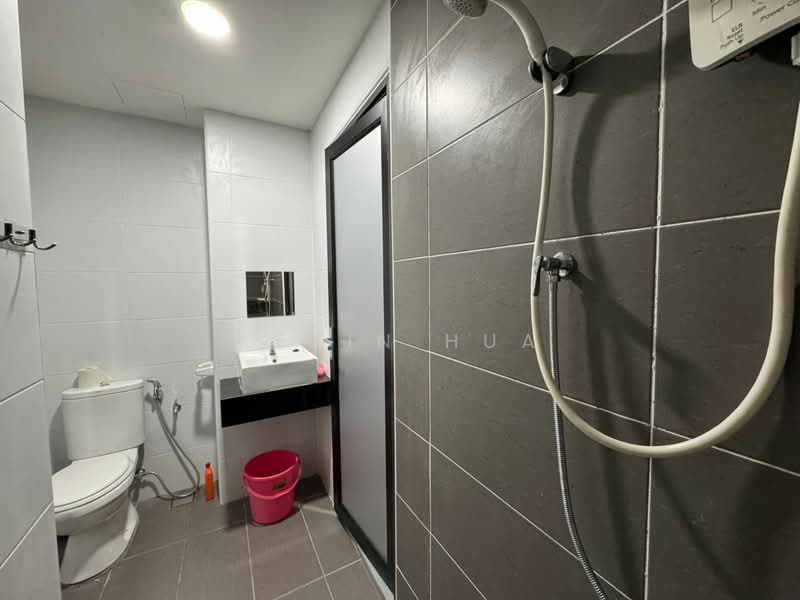 Service Residence for Sale at KSL Residence @ Daya - Kexin Hua - Bathroom - PropertyGuru.com.my