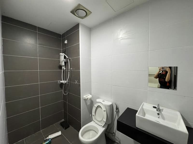 Service Residence for Sale at KSL Residence @ Daya - Kexin Hua - Bathroom - PropertyGuru.com.my