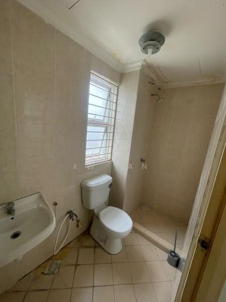 Kondominium untuk Dijual di Desa Impiana - KW Tan - Bathroom - PropertyGuru.com.my