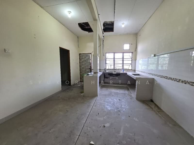 1-storey Terraced House for Sale in Shah Alam (Selangor) - Syukor Hartanah - Kitchen - PropertyGuru.com.my