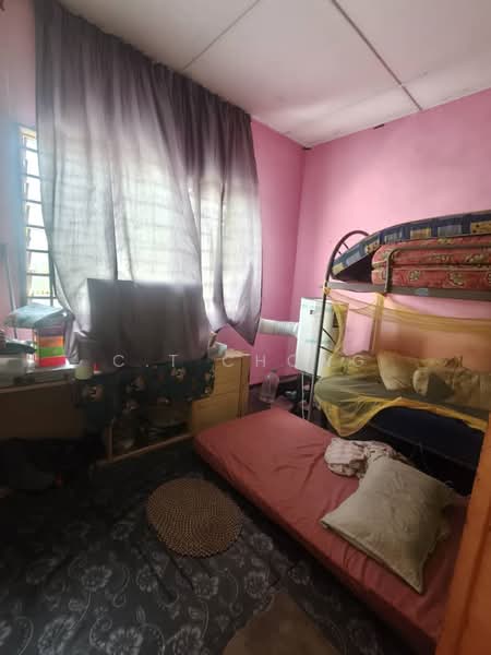 Rumah Bandar untuk Dijual di Taman Puteri Wangsa (Ulu Tiram) - C.T Chong - Bedroom - PropertyGuru.com.my