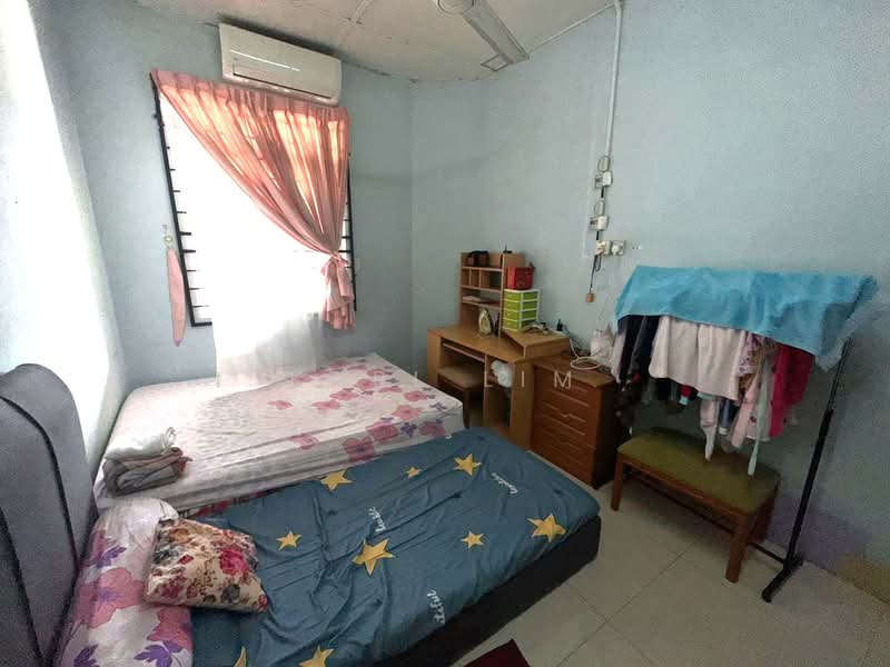1-storey Terraced House for Sale in Taman Universiti (Skudai) - Karl Lim - Bedroom - PropertyGuru.com.my