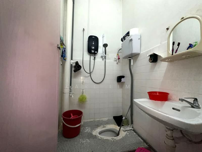 1-storey Terraced House for Sale in Taman Universiti (Skudai) - Karl Lim - Bathroom - PropertyGuru.com.my