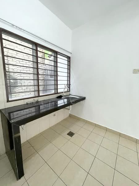 Rumah Teres 2.5 Tingkat untuk Disewa di Taman Sri Sinar (Segambut) - Eliz Chan - Kitchen - PropertyGuru.com.my