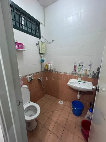 2.5-storey Terraced House for Sale in Taman Gaya (Ulu Tiram) - Mabel Lee - Bathroom - PropertyGuru.com.my