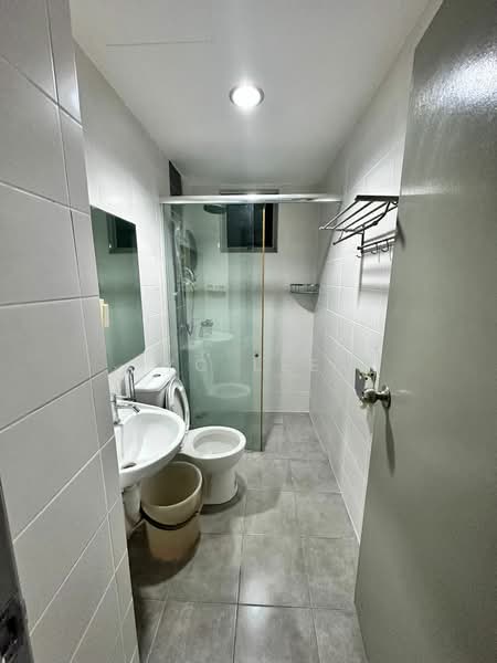 Servis Apartment untuk Dijual di Park @ One South - YC Lee - Bathroom - PropertyGuru.com.my