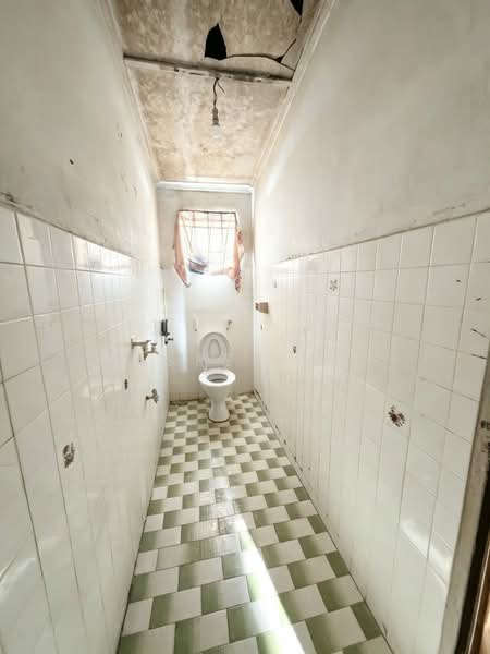 Rumah Teres 2 Tingkat untuk Dijual di Taman Rinting (Masai) - Kasper Lee - Bathroom - PropertyGuru.com.my
