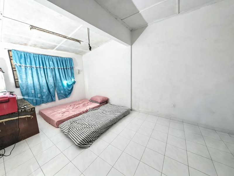 Rumah Teres 2 Tingkat untuk Dijual di Taman Rinting (Masai) - Kasper Lee - Bedroom - PropertyGuru.com.my