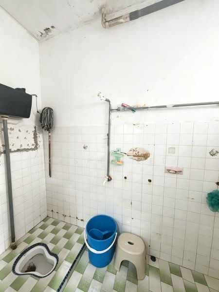 Rumah Teres 2 Tingkat untuk Dijual di Taman Rinting (Masai) - Kasper Lee - Bathroom - PropertyGuru.com.my