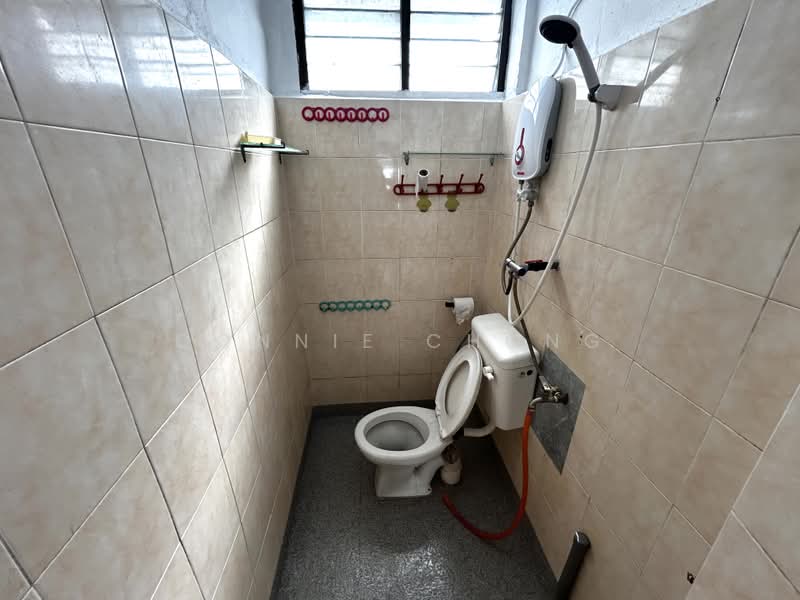 Rumah Flat untuk Dijual di Rasah Jaya Flat - Connie Chong - Bathroom - PropertyGuru.com.my