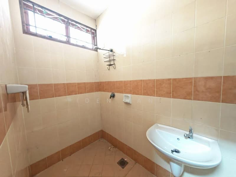 Rumah Teres 2 Tingkat untuk Dijual di Taman Damansara Aliff (Tampoi) - Iden Tan - Bathroom - PropertyGuru.com.my