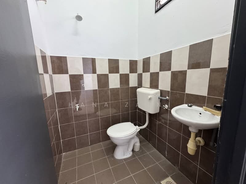 Rumah Teres 1 Tingkat untuk Dijual di Taman Desa Pd (Linggi) - Hana Zaini - Bathroom - PropertyGuru.com.my