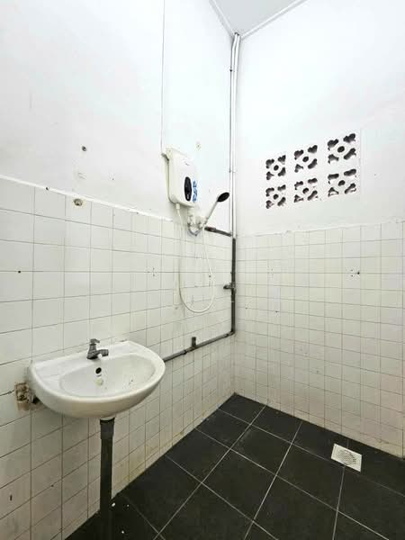 Rumah Teres 1 Tingkat untuk Dijual di Taman Johor Jaya (Johor Bahru) - Karl Lim - Bathroom - PropertyGuru.com.my