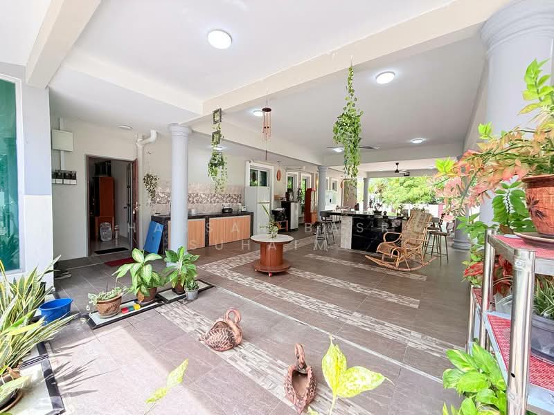 Bungalow House for Sale in Bandar Warisan Puteri (Ampangan) - Hassan Basri Suhaimi - Kitchen - PropertyGuru.com.my