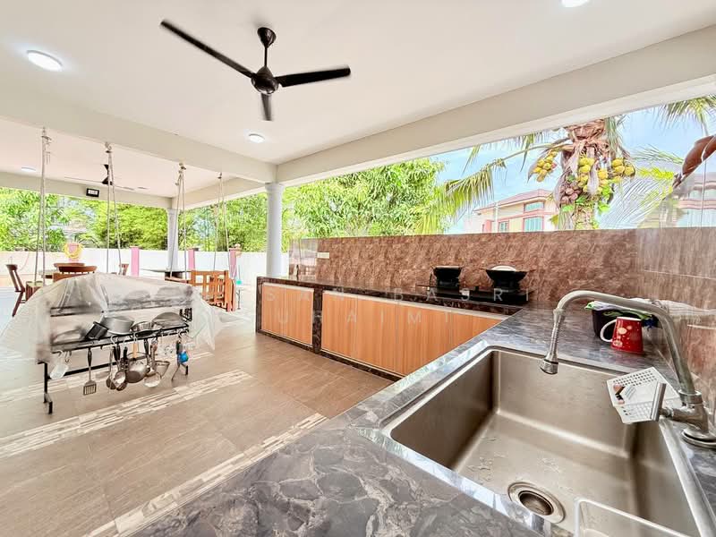 Bungalow House for Sale in Bandar Warisan Puteri (Ampangan) - Hassan Basri Suhaimi - Kitchen - PropertyGuru.com.my