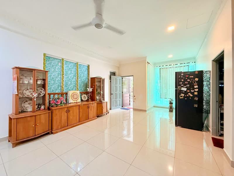 Bungalow House for Sale in Bandar Warisan Puteri (Ampangan) - Hassan Basri Suhaimi - Living Room - PropertyGuru.com.my