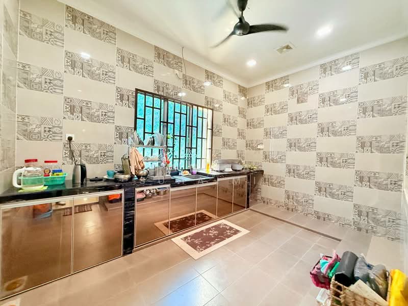 Bungalow House for Sale in Bandar Warisan Puteri (Ampangan) - Hassan Basri Suhaimi - Kitchen - PropertyGuru.com.my
