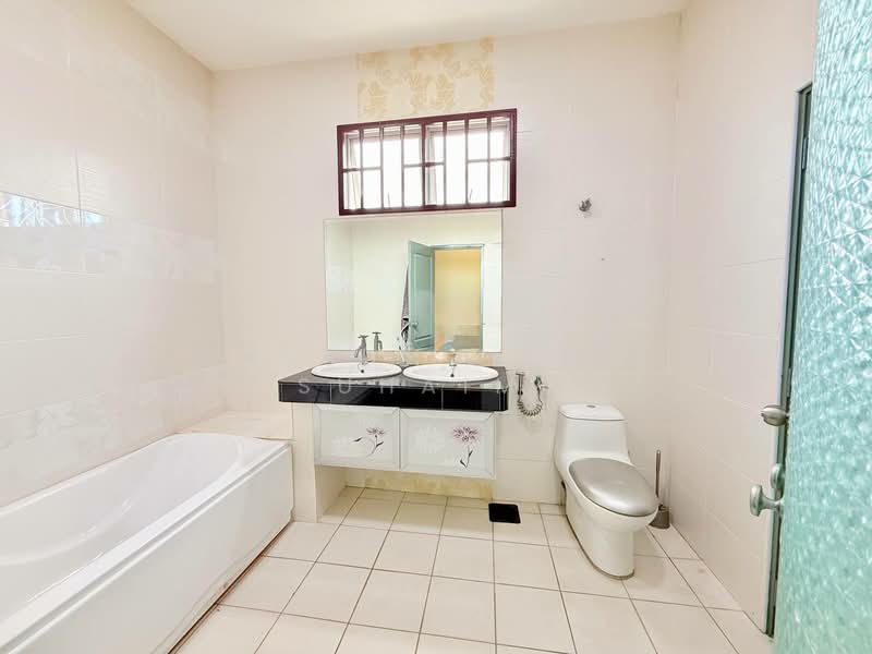 Bungalow House for Sale in Bandar Warisan Puteri (Ampangan) - Hassan Basri Suhaimi - Bathroom - PropertyGuru.com.my
