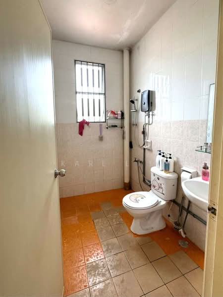 2-storey Terraced House for Sale in Taman Seri Austin (Tebrau) - Karl Lim - Bathroom - PropertyGuru.com.my