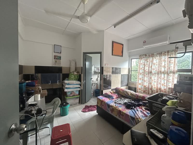 Rumah Flat untuk Dijual di Taman Usahawan Kepong - Jeslyne Low - Bedroom - PropertyGuru.com.my