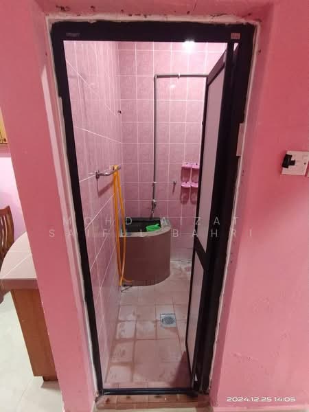 1-storey Terraced House for Sale in Taman Sri Serdang (Seri Kembangan) - Mohd Aizat Saiful Bahri - Bathroom - PropertyGuru.com.my
