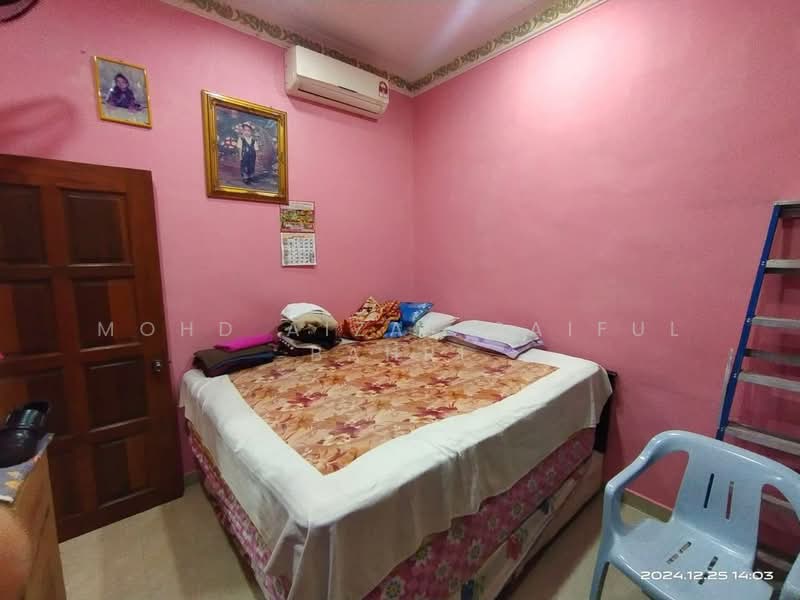 1-storey Terraced House for Sale in Taman Sri Serdang (Seri Kembangan) - Mohd Aizat Saiful Bahri - Bedroom - PropertyGuru.com.my