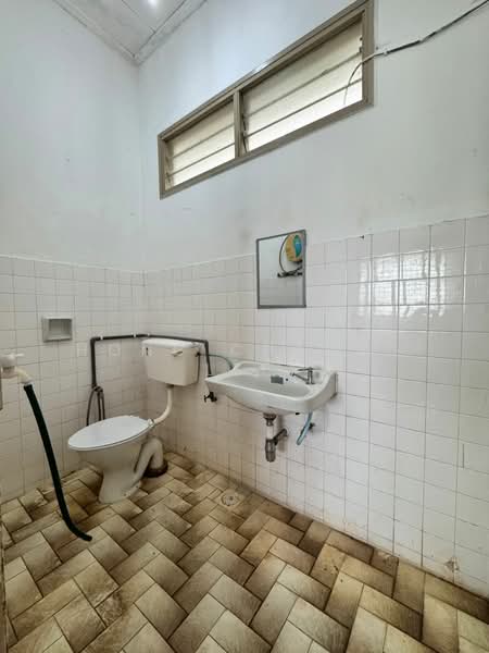 Rumah Teres 1 Tingkat untuk Disewa di Skudai (Johor) - Hong Charng Lee - Bathroom - PropertyGuru.com.my