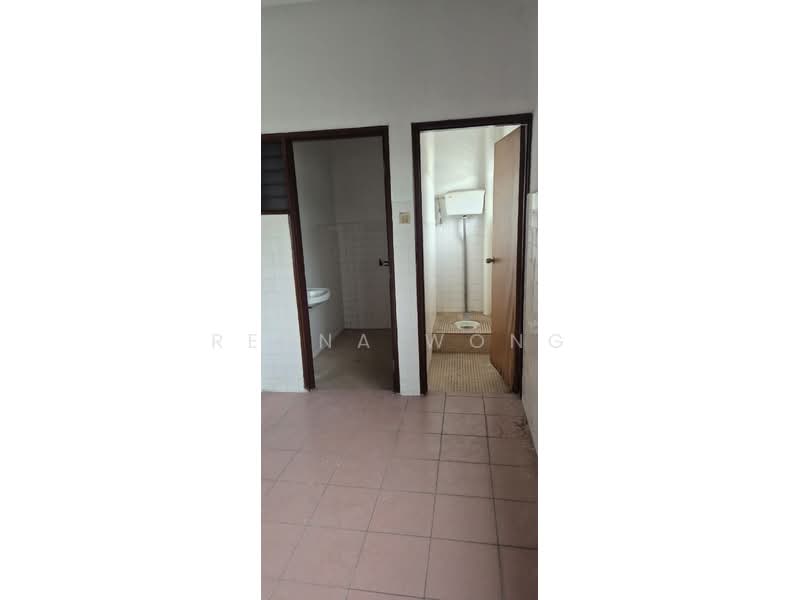 Shop / Office for Rent in Taman Johor Jaya (Johor Bahru) - Reyna Wong - Bathroom - PropertyGuru.com.my