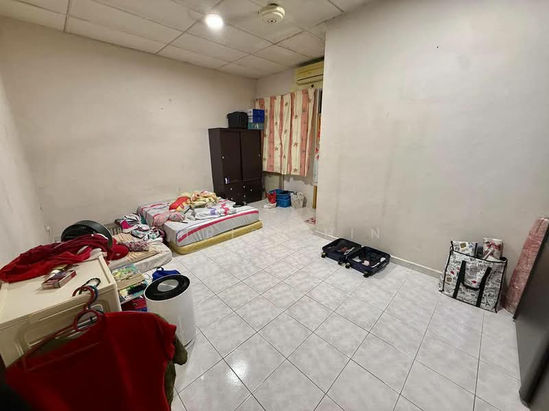 2-storey Terraced House for Sale in Taman Desa Cemerlang (Ulu Tiram) - Chris Chin - Bedroom - PropertyGuru.com.my