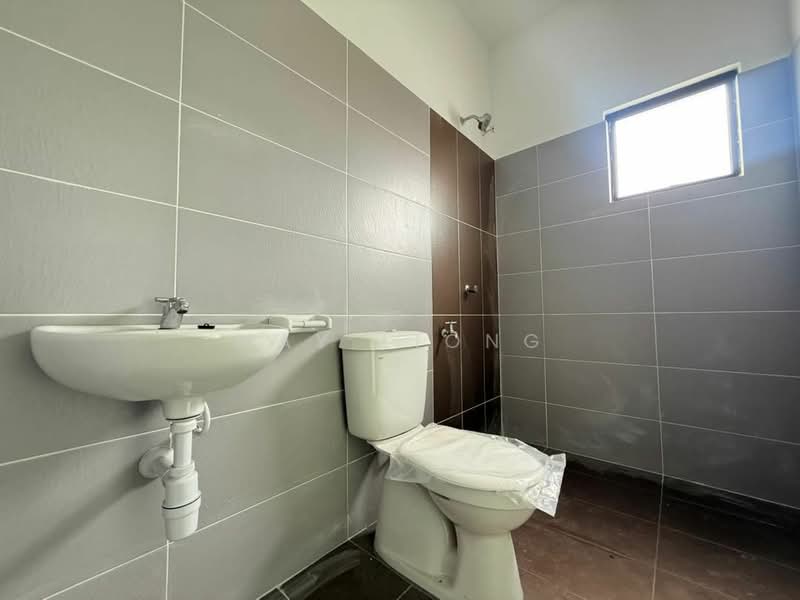 Rumah Berkembar untuk Dijual di Taman Scientex Rawang (Rawang) - May Liong - Bathroom - PropertyGuru.com.my