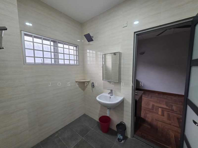 Rumah Berkembar untuk Dijual di Seksyen 9 (Shah Alam) - Joseph Chan - Bathroom - PropertyGuru.com.my