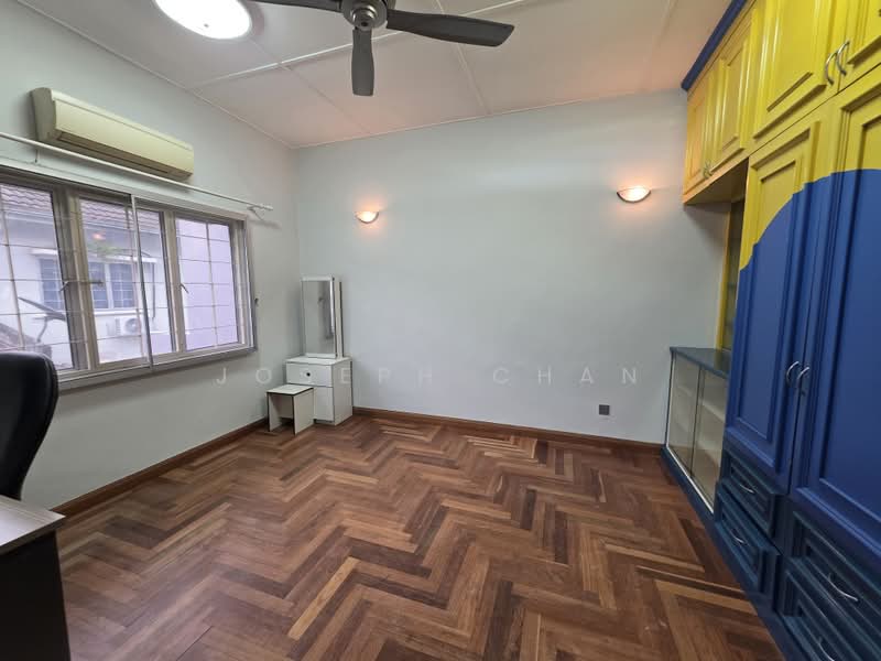 Rumah Berkembar untuk Dijual di Seksyen 9 (Shah Alam) - Joseph Chan - Upstairs room - PropertyGuru.com.my