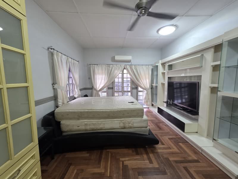 Rumah Berkembar untuk Dijual di Seksyen 9 (Shah Alam) - Joseph Chan - Master bedroom - PropertyGuru.com.my