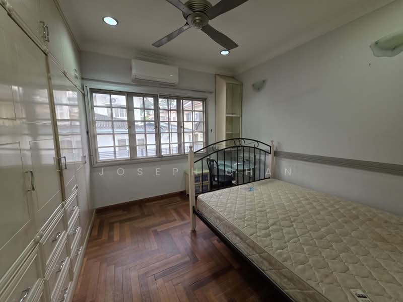 Rumah Berkembar untuk Dijual di Seksyen 9 (Shah Alam) - Joseph Chan - Upstairs room - PropertyGuru.com.my
