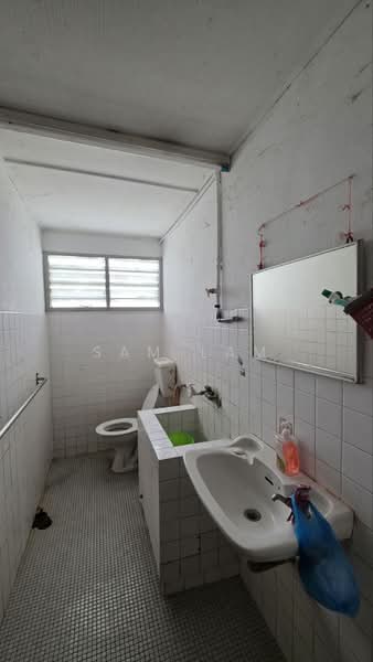 Rumah Berkembar untuk Dijual di Taman Ipoh Jaya (Ipoh) - Sam Lam - Bathroom - PropertyGuru.com.my