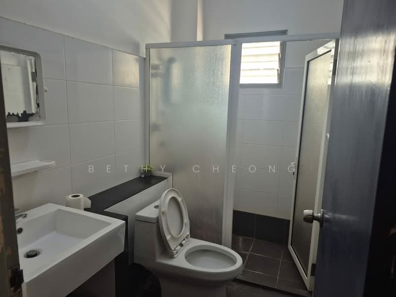 Rumah Teres 2 Tingkat untuk Disewa di Usj 3 (Subang Jaya) - Bethy Cheong - Bathroom - PropertyGuru.com.my