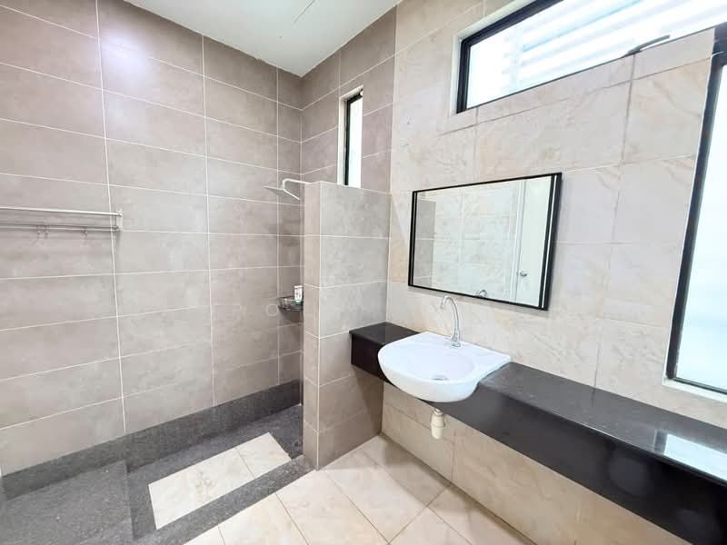 Rumah Kluster untuk Dijual di Taman Adda Heights (Tebrau) - Poey Loh - Bathroom - PropertyGuru.com.my