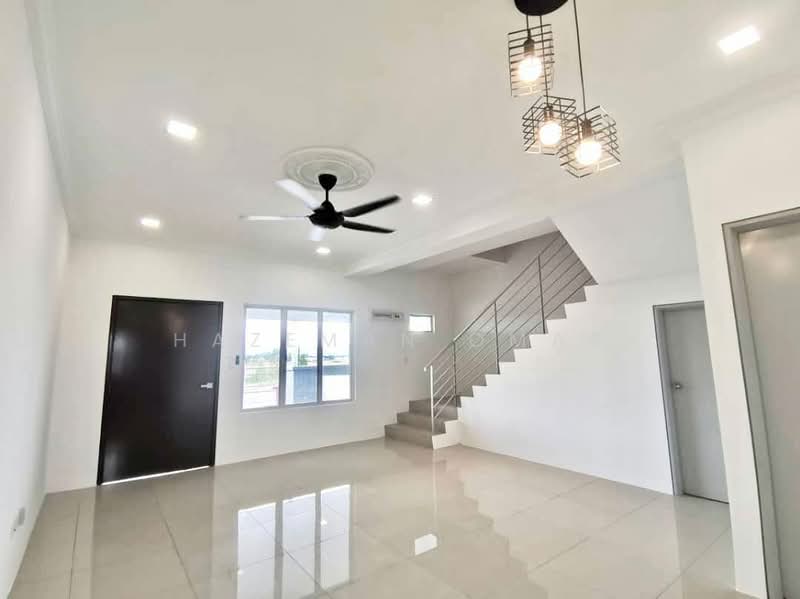 Rumah Teres 2 Tingkat untuk Dijual di Alam Perdana (Puncak Alam) - Hazeman Omar - Living Room - PropertyGuru.com.my