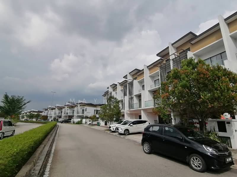 3-storey Terraced House for Sale in Rawang (Selangor) - May Liong - Exterior - PropertyGuru.com.my