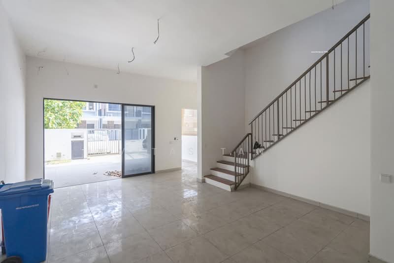 Rumah Teres 3 Tingkat untuk Dijual di Setia Utama (Setia Alam) - Vitas Tan - Living Room - PropertyGuru.com.my