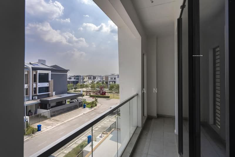 Rumah Teres 3 Tingkat untuk Dijual di Setia Utama (Setia Alam) - Vitas Tan - Balcony - PropertyGuru.com.my