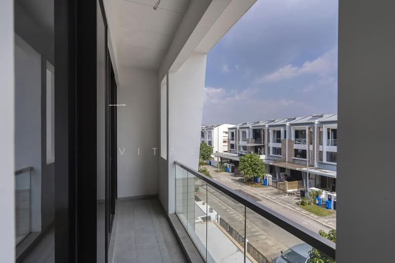 Rumah Teres 3 Tingkat untuk Dijual di Setia Utama (Setia Alam) - Vitas Tan - Balcony - PropertyGuru.com.my