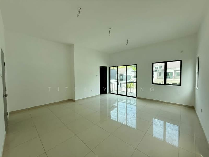 Rumah Berkembar untuk Dijual di Taman Scientex Rawang (Rawang) - Tiffany Yang - Master Bedroom with Balcony - PropertyGuru.com.my